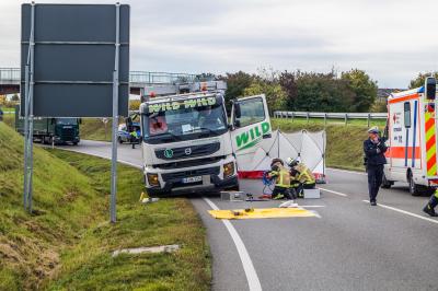 Sachsenheim: Vollsperrung! Kradfahrer geraet unter LKW und wird hierbei schwer verletzt
